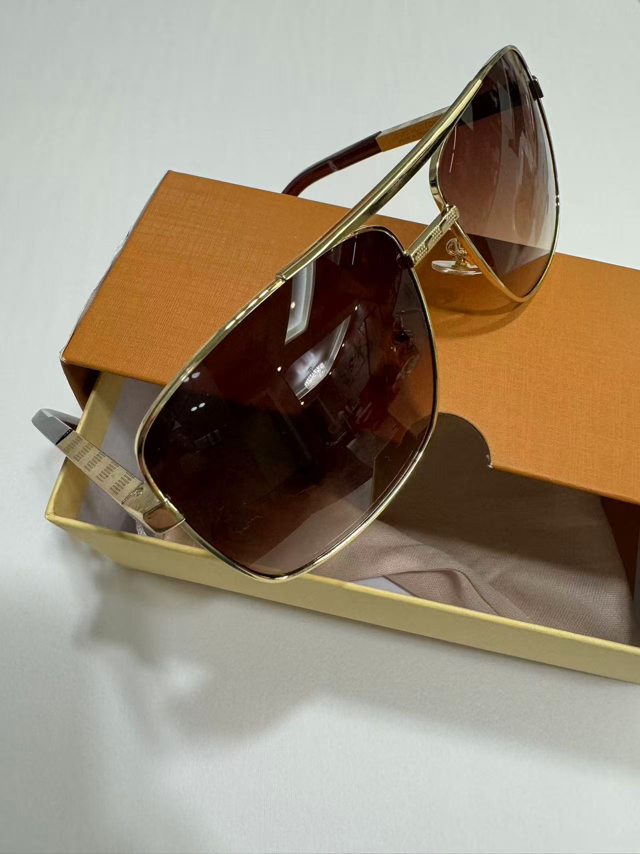 Designer Brand Sunglasses Outdoor Sports Sunshade Full Frame Fashion Classic Anti ultraviolet Universal glasses Men and Women 5 colors With