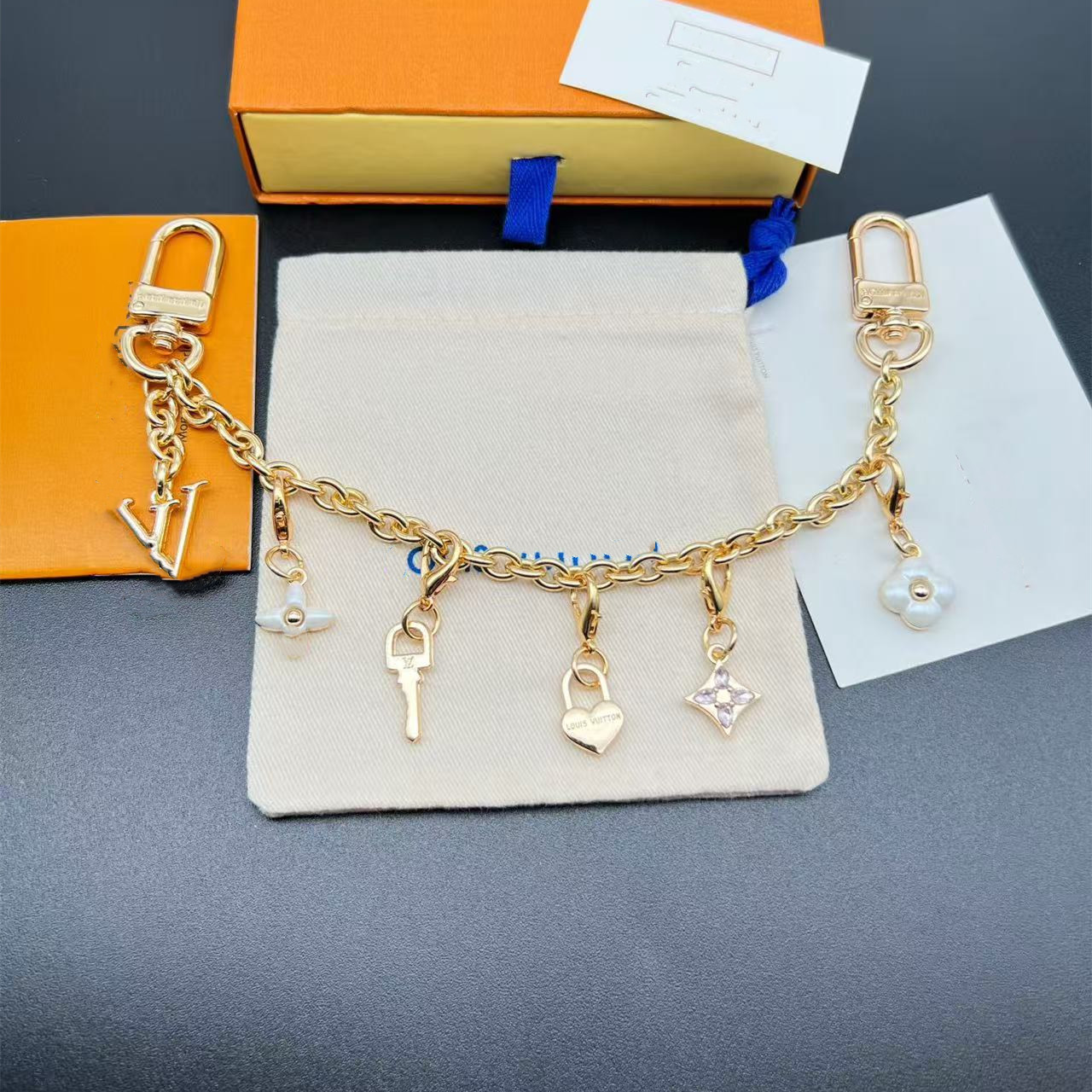 Round and pointed Monogram Flowers key signature padlock Women Key Chain Designer Bag Charm For Women Gold Silver Chain Luxury Mens Keychain Key Ring Purse Charm