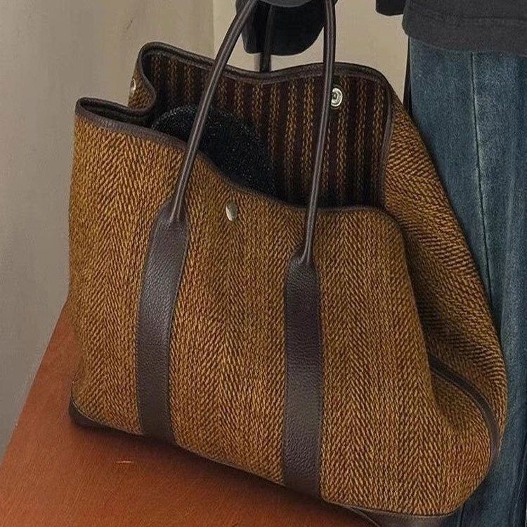 Large Capacity Niche Women's Shoulder Bag New Fashionable And Elegant Style Simple Underarm Tote design Bag Autumn New Designer Bag