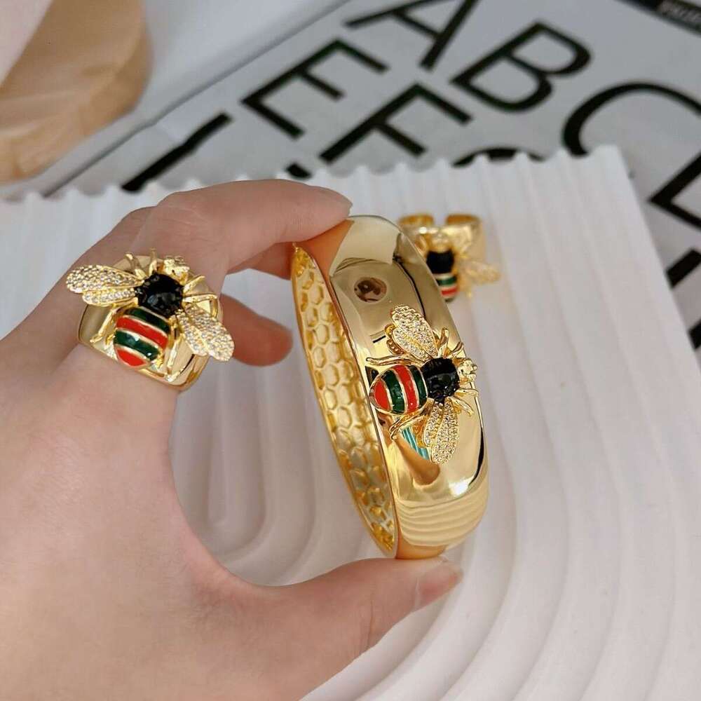 New Gold Tone Hot Selling Designer Bracelet For Women Balloon Thickened Non Fading Gold Bee Inlaid Diamond Bracelet Retro Fashion Exquisite Luxury Bra