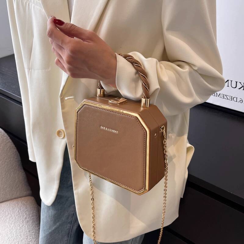 Popular Niche Exquisite Chain Handbag Women's Crossbody Bag Autumn New Designer Bag Women's Shoulder Bag Small design Square Bag