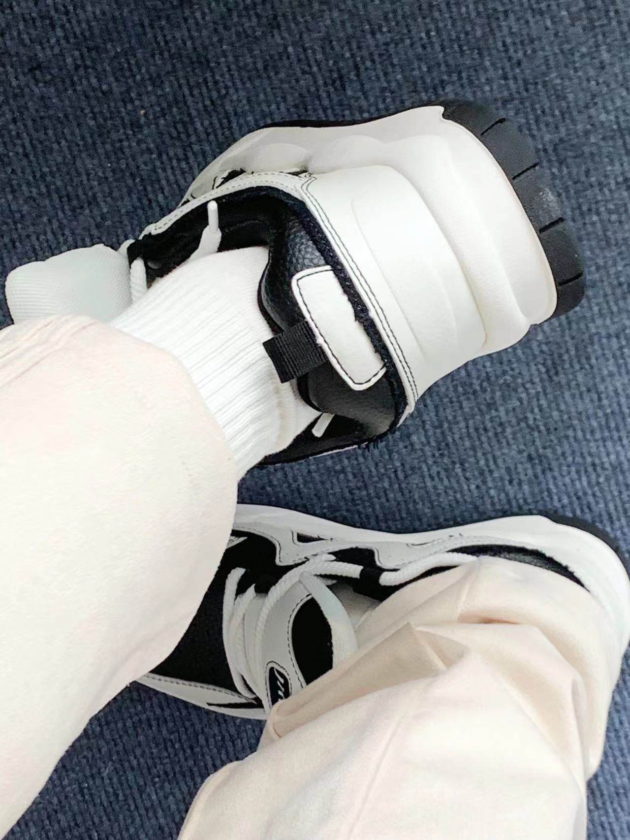 Influencer-Inspired Jifffly Cross-Gender Sportswear: Modern In-Line Comfort SocksJFY-671