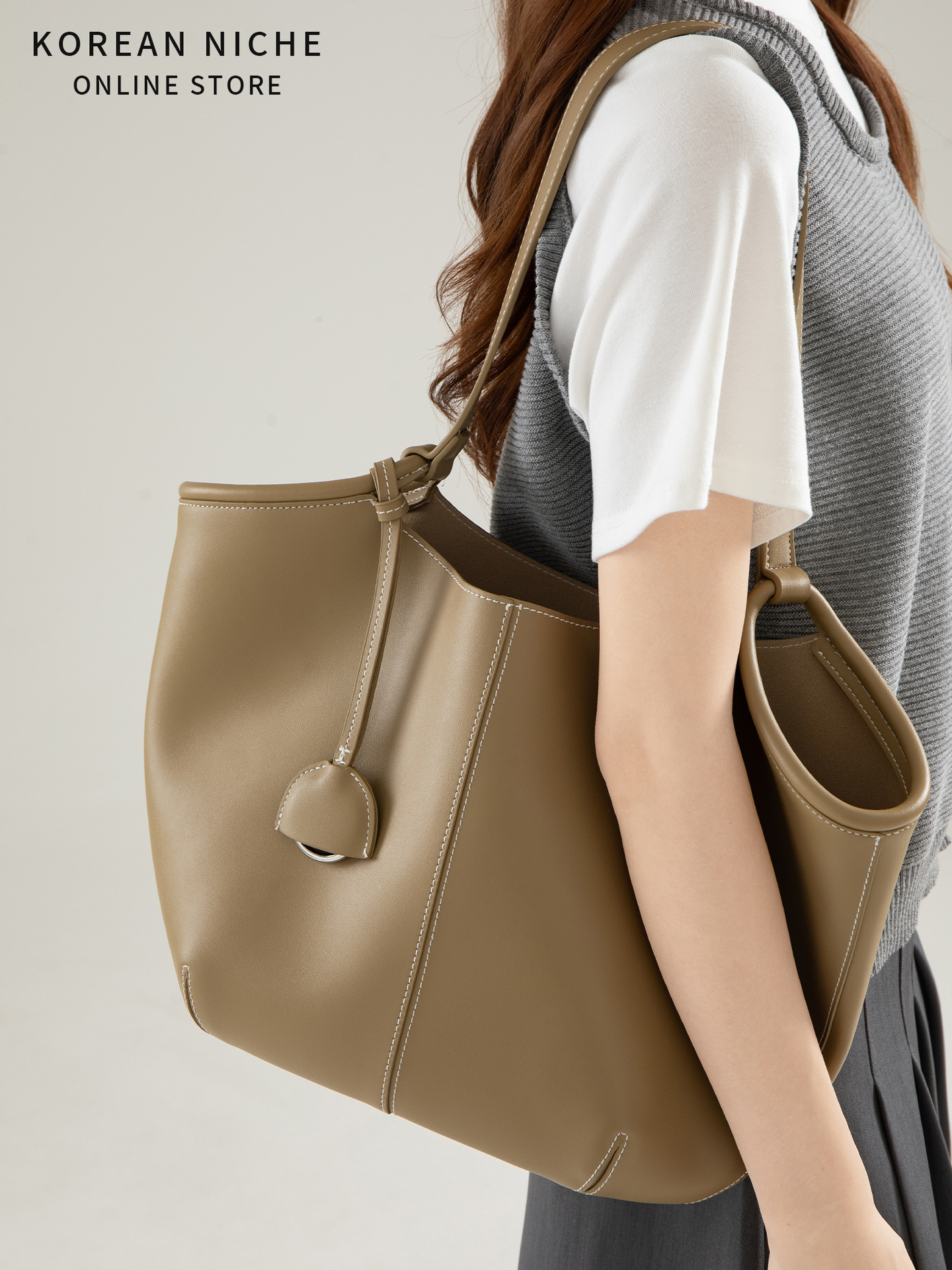 designer bag 2025 Summer Style Large Capacity Tote Bag for Women Retro High-Grade Texture Commuting Fashionable Versatile Single-Shoulder Handbag momm