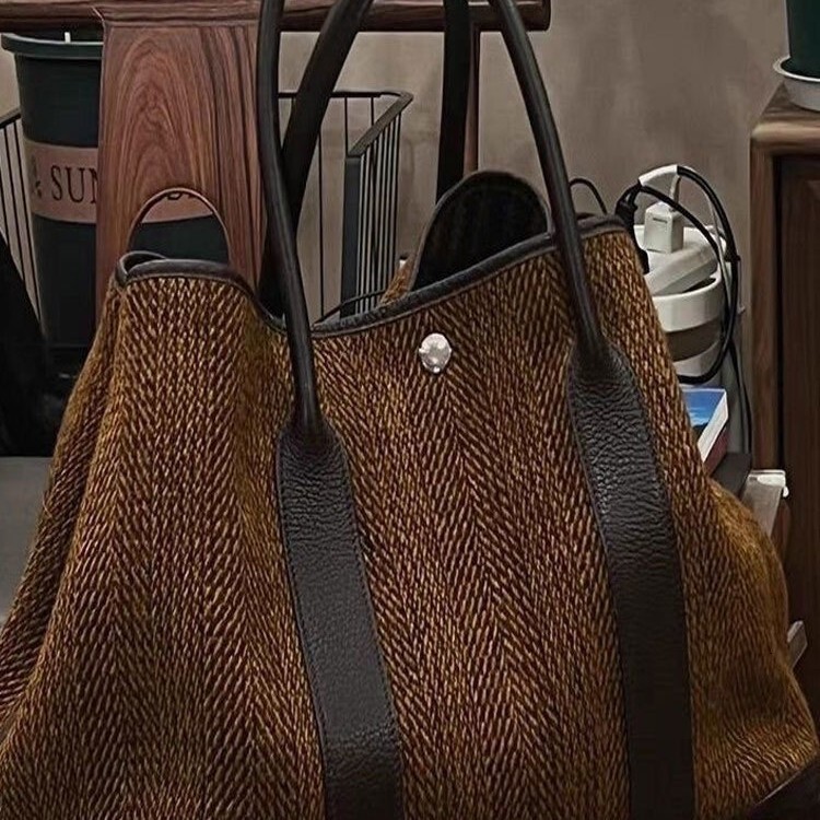 Large Capacity Niche Women's Shoulder Bag New Fashionable And Elegant Style Simple Underarm Tote design Bag Autumn New Designer Bag