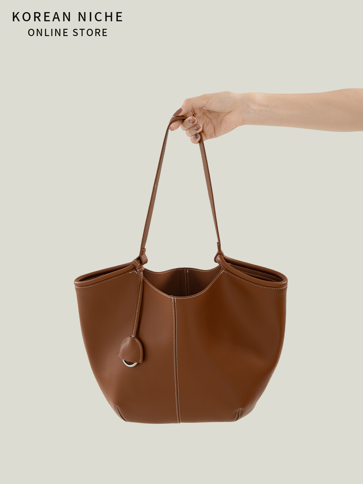 designer bag 2025 Summer Style Large Capacity Tote Bag for Women Retro High-Grade Texture Commuting Fashionable Versatile Single-Shoulder Handbag momm