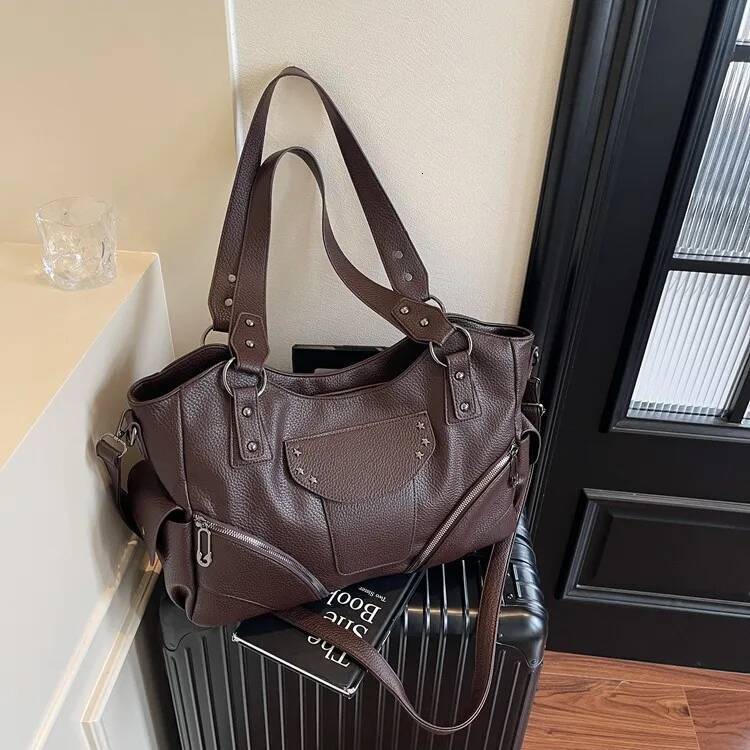 2025 new collection Decorative Star Studded Retro Style Spicy Girl Handbag Fashionable Commuting Women's Shoulder Bag Autumn New Designer Short D