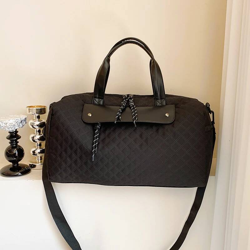 2025 new collection Portable Travel Handbag Nylon Waterproof Sports And Fitness Handbag Women's Large Capacity Storage Autumn New Designer Bag Tr