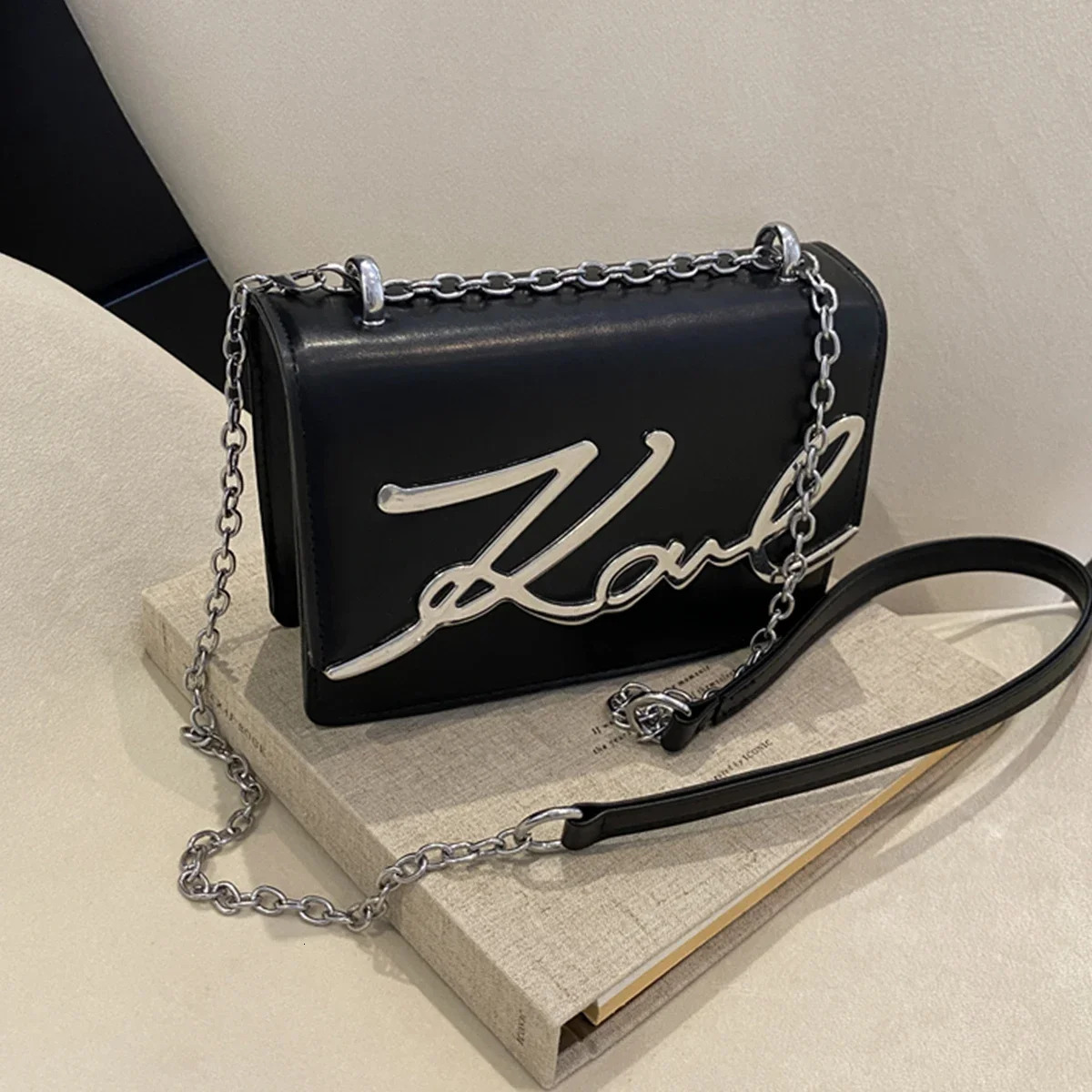 Candy Colored Fashionable Ladies Chain Crossbody Bag Versatile Shoulder Bag PU Leather Medium Hardness Zipper Opening250909