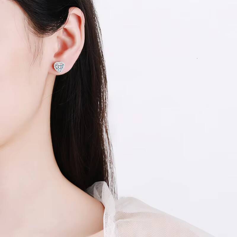 Exquisite HeartShape 925 Sterling Silver Moissanite Stud Earrings Fashionable Jewelry