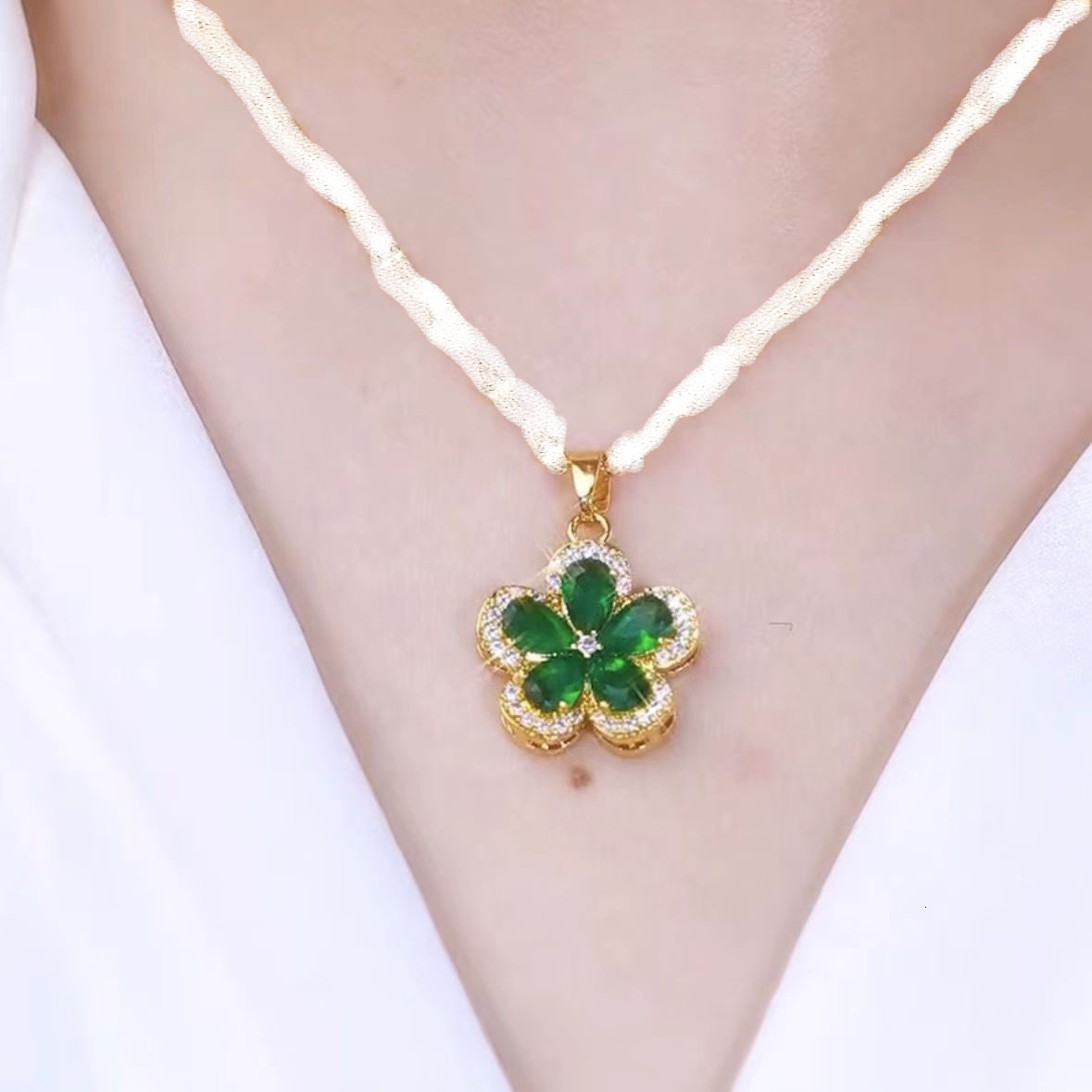 Internet Celebrity 2025 New Trendy Flower Necklace for Women, Light Niche Design, Green Collarbone Chain, High-Quality Neck Chain