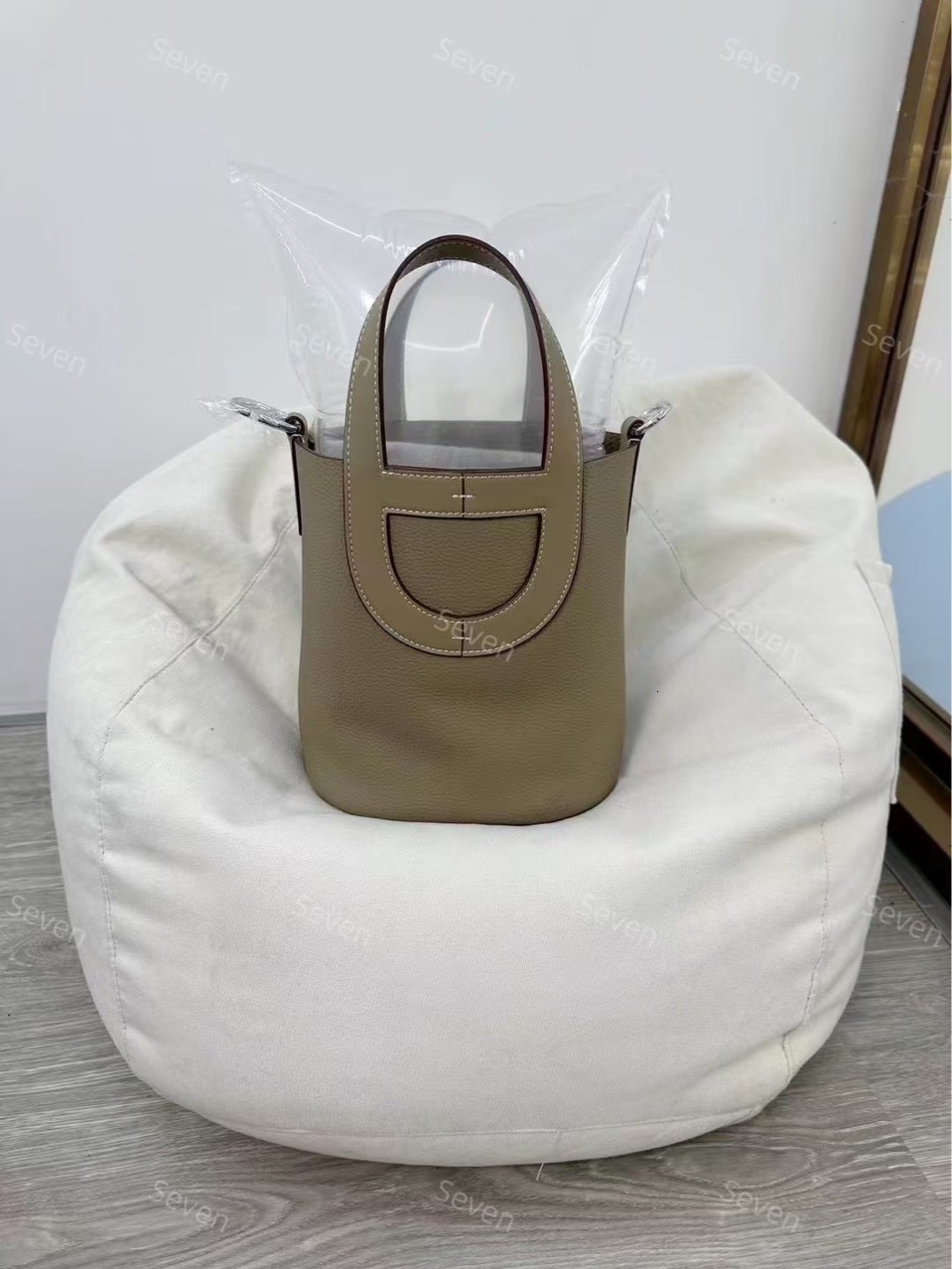 2025 new designer shoulder crossbody bag, fashionable and lightweight