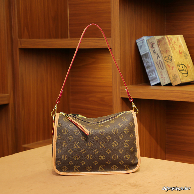 Designer Free Shipping Light High Quality Classic Tote Bag Versatile Vintage High-Capacity Fashion Handbag For Woman
