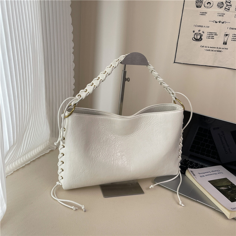 Fashionable, luxurious, spacious bag, large capacity handbag, simple and versatile shoulder bag, essential crossbody bag for women's shopping and