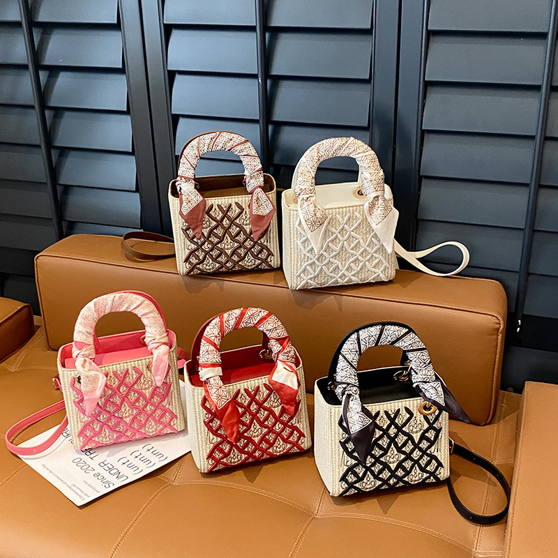 2025 autumn new European and American embroidery style niche design light luxury trend elegant fashion women's shoulder bag designer bag
