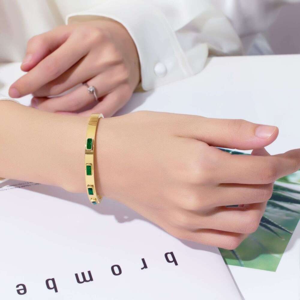 INS gold tone designer bracelet for women luxury jewelry moissanite gold titanium steel bracelet retro fashion versatile stainless steel diamond inlai