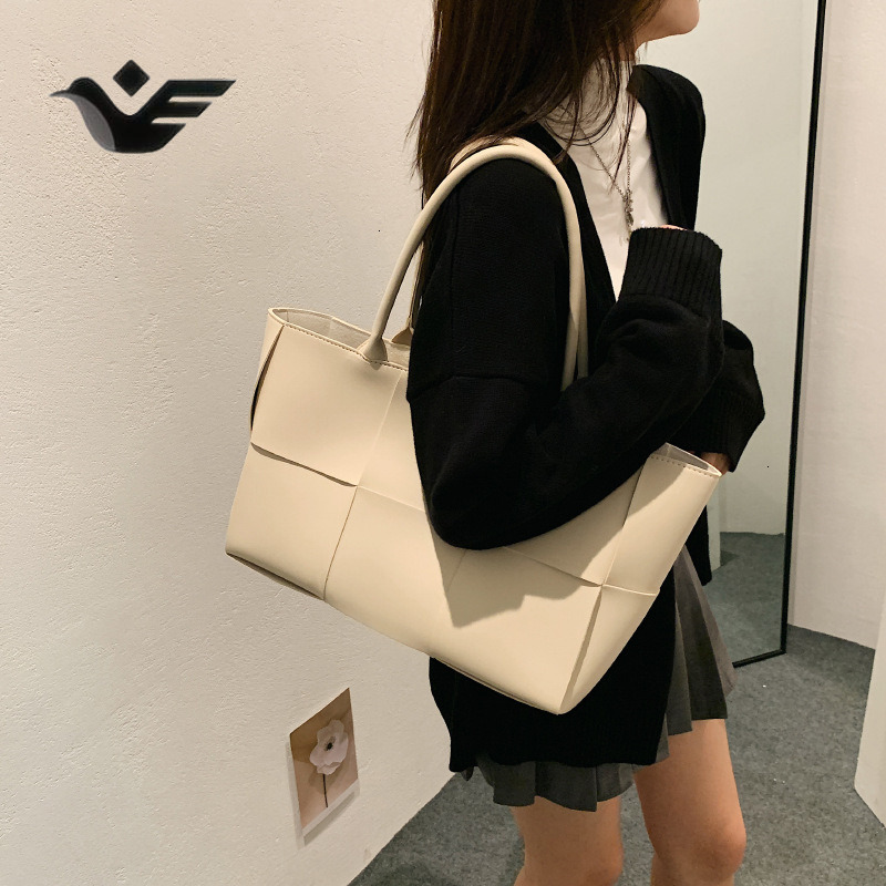 Feiyan Free Shipping New Designer Bag Large Capacity Bag 2025 Fashion Woven Shoulder Bag Handheld Crossbody Bag Versatile Tote Bag