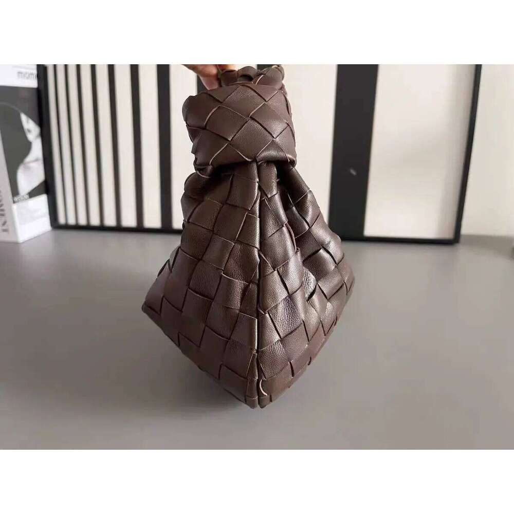 Hot Selling Fashionable Versatile Cow Leather Women's Small Square Crossbody Shoulder Bag Single Handle Wristlet For Camera Designer Bags
