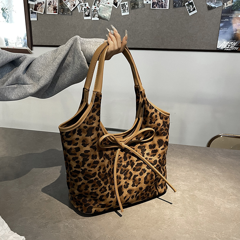 Fashion leopard print shoulder bag 2025 new designer retro women's bag multifunctional casual handbag