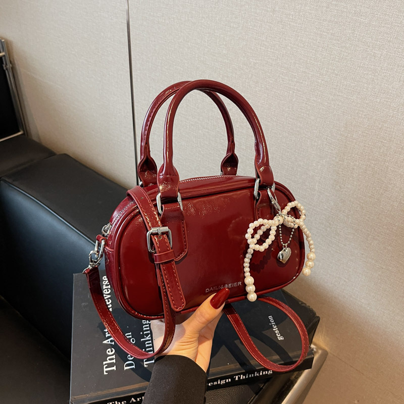 2025 autumn new Korean version light luxury versatile style niche design trend fashionable pillow bag bag women's shoulder bag designer bag