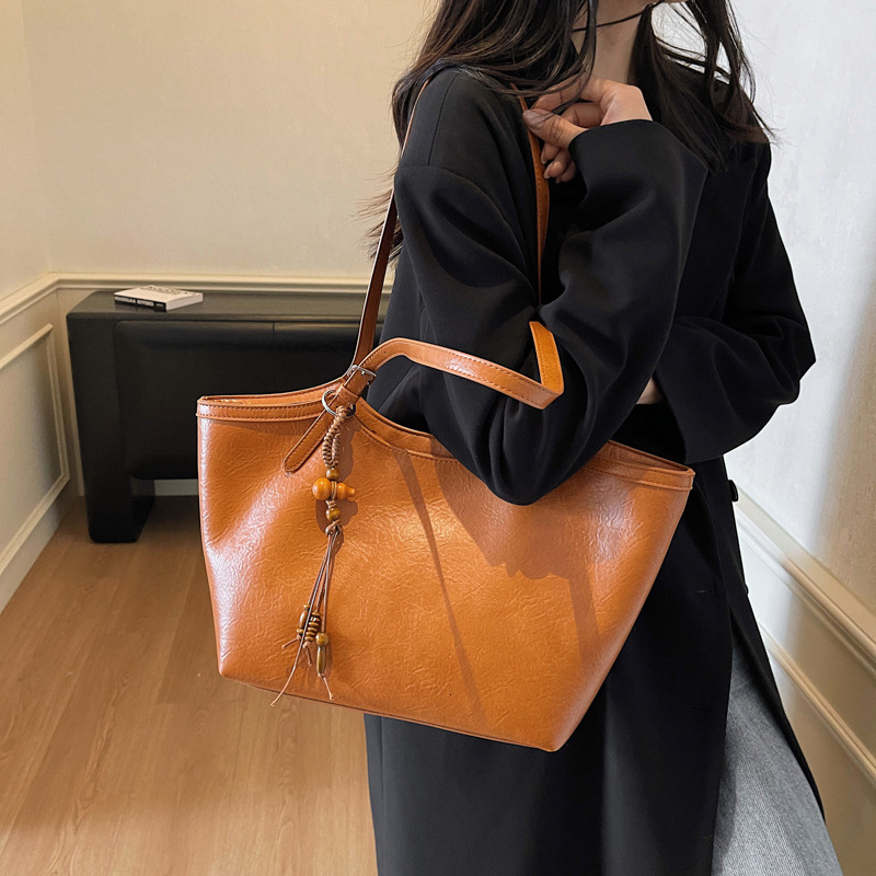 Free shipping designer Vintage Large Capacity Tote Bag for Women Commuter Bag Shoulder Bag Fashionable Trendy Crossbody Bag High-End Underarm Bag