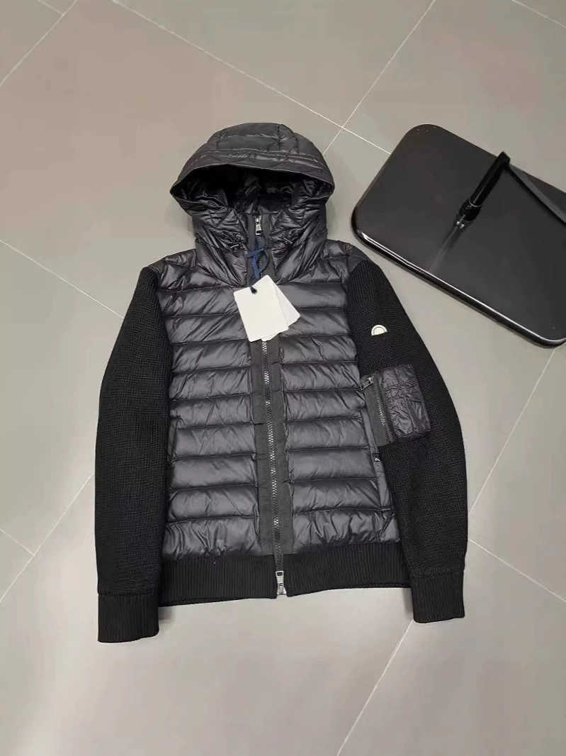 24 New Down Jacket Fashion Hooded Patchwork Knitted Sleeve Down Coat Mengm Brand Short Private Label L250909PD4K