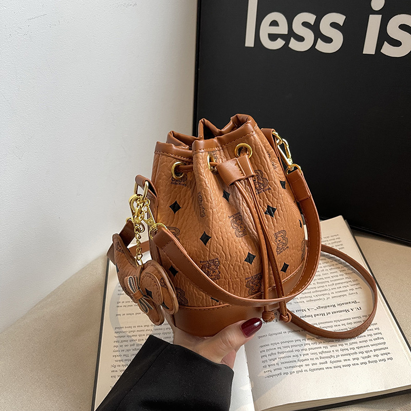 Free shipping designer bag Comfortable handbag simple and fashionable commuting shoulder bag