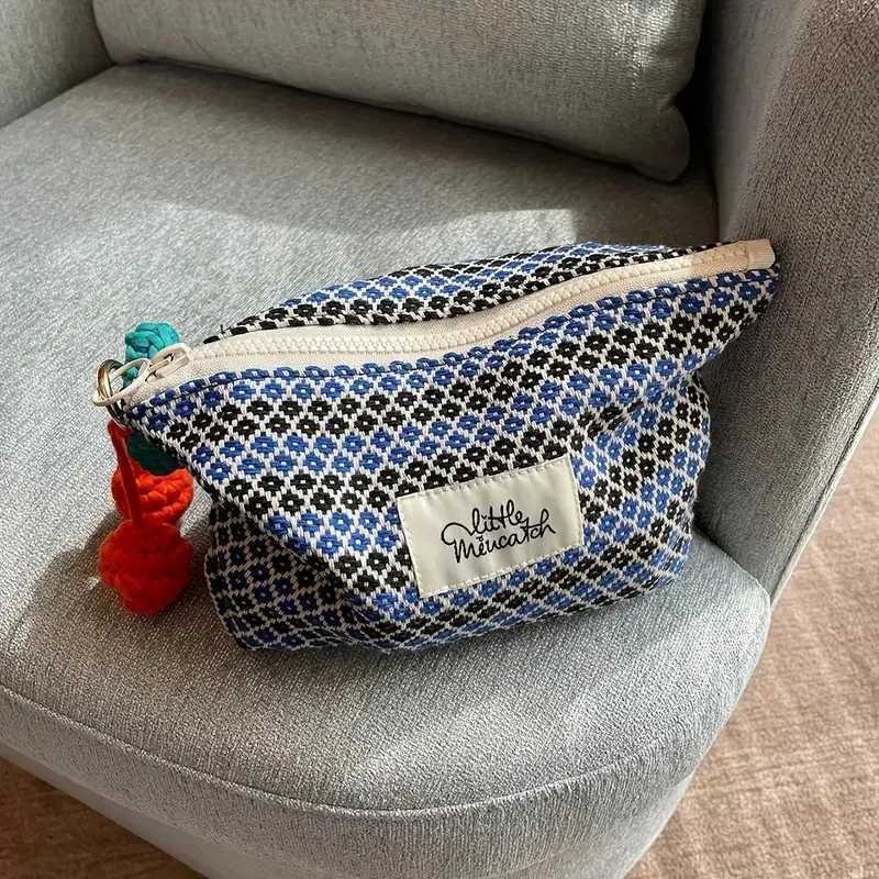 Memory Blue Cherry Pendant Makeup Bag Vintage Handmade Yarn Woven Geometric Portable Large Capacity ClutchXJ250910