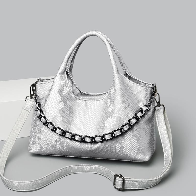 Stylish Chain Strapped Luo Tote Bag: Versatile Fashion Statement