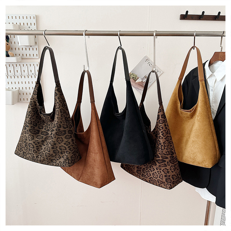 Free shipping designer Vintage High-End Niche Underarm Bag for Women Fashionable Large Capacity Shoulder Bag Casual Versatile Commuter Bag Tote Bag
