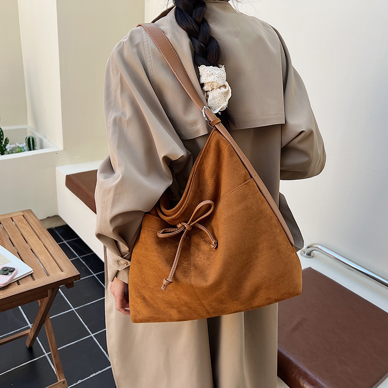 Free shipping designer Vintage Suede Versatile Tote Bag for Women New Trendy Commuter Bag Underarm Bag Large Capacity Fashion Crossbody Bag Shoulder B
