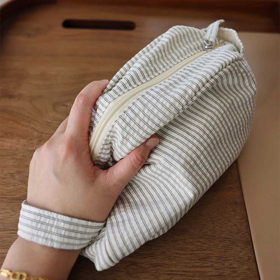 Handheld largecapacity cosmetic bags men women universal portable wash bag travel organizer bag clothing storage liner bagXJ250910