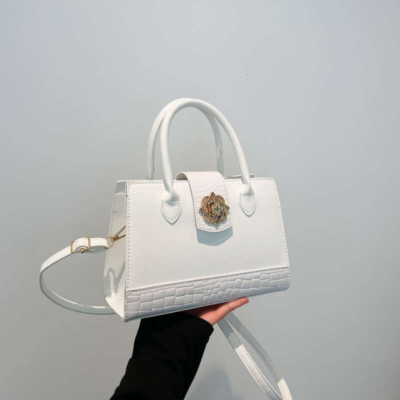 Niche Light Luxury High-End Tote 2025 Winter New Fashion Large Capacity Versatile Commuter Crossbody Bag
