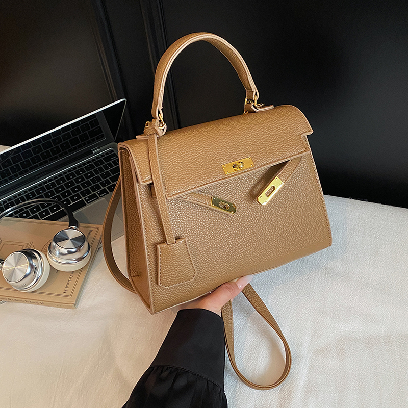 Fashionable, luxurious, large capacity women's handbag, simple and versatile shoulder bag, essential crossbody bag for women's shopping and 