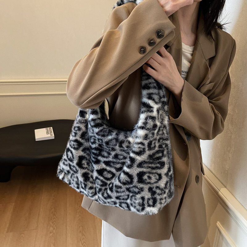 Free shipping designer Vintage Commuter Bag Leopard Print Underarm Bag Women Lazy Style New Single Shoulder Bag Trendy Fashion Plush Versatile Tote Ba