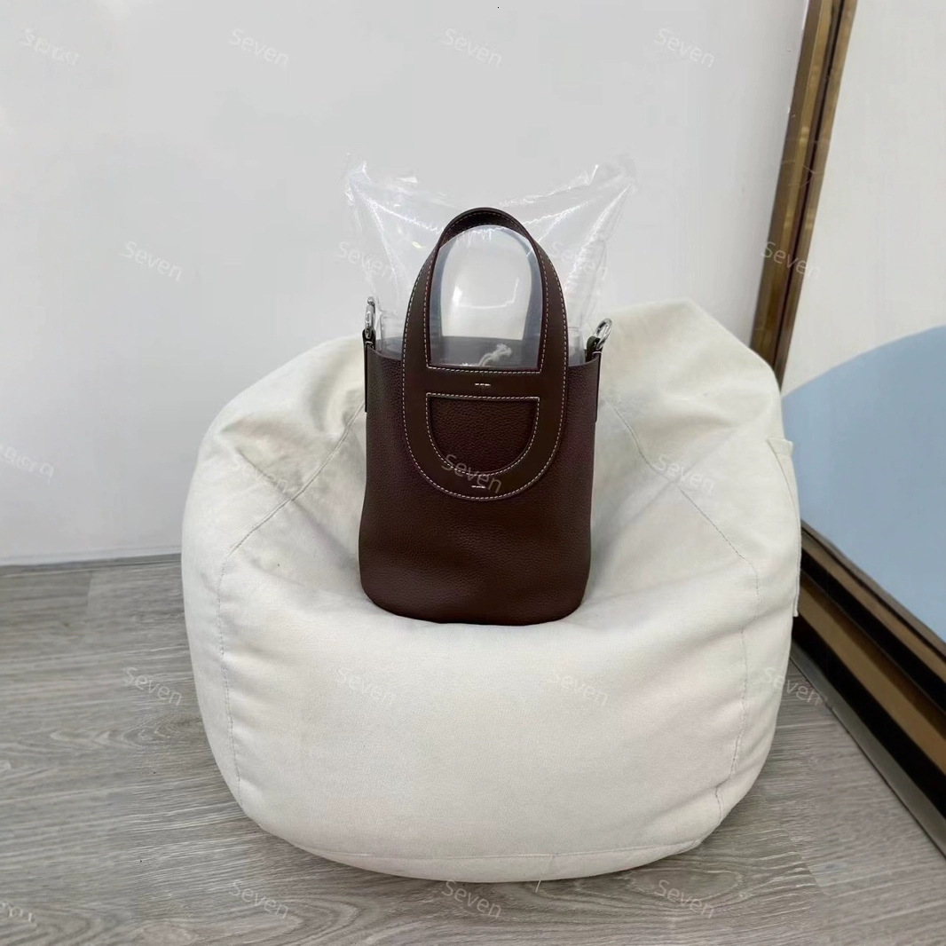 2025 new designer shoulder crossbody bag, fashionable and lightweight