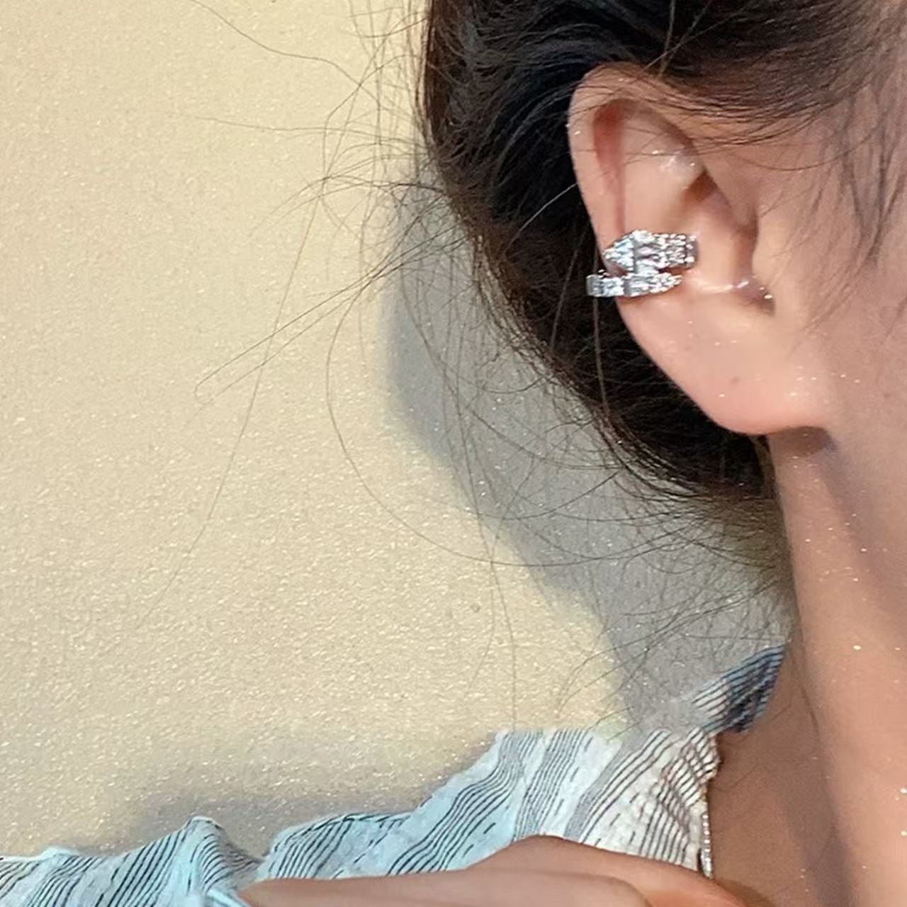 Serpentine shaped zircon ear clip, niche creative, no ear hole ear bone clip