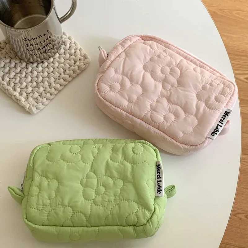 Cute Cosmetic Storage Bag Quilted Flowers Design Cosmetic Bag Soft Comfortable Makeup Bag for Lipstick Tissue Jewelry PouchXJ250910