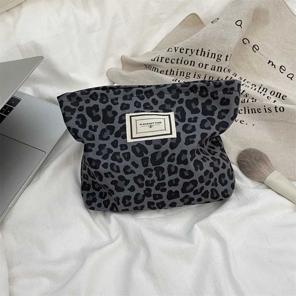 Fashion Leopard Print Womens Cosmetic Bags Portable Simple Ladies Makeup Case Handbags Outdoor Travel Female Wash Storage BagXJ250910