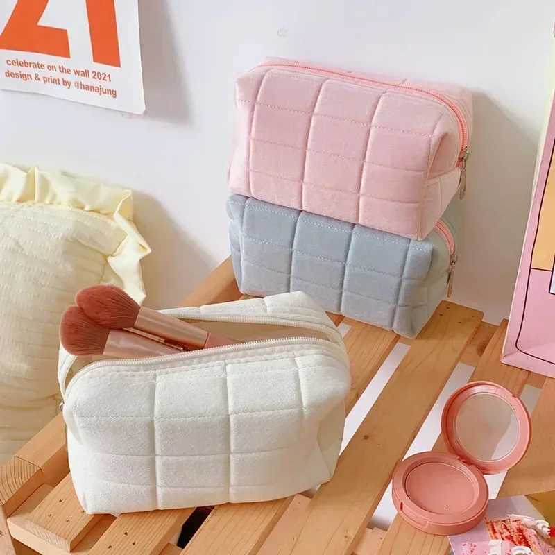 Makeup Bag Large Capacity Womens Plush Purse Pencil Case Cute Student Storage Bag Soft Travel Cosmetic Bag Organizer PouchXJ250910