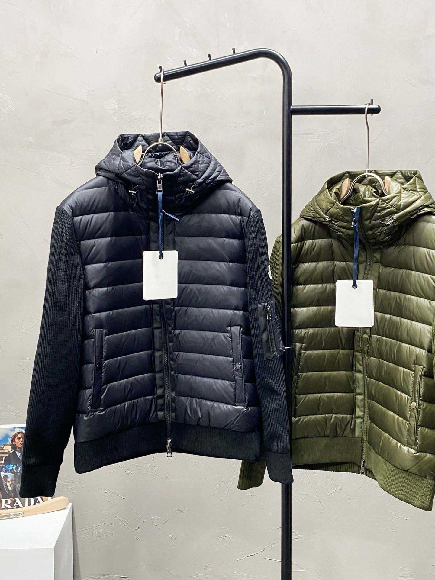 24 New Down Jacket Fashion Hooded Patchwork Knitted Sleeve Down Coat Mengm Brand Short Private Label L250909PD4K
