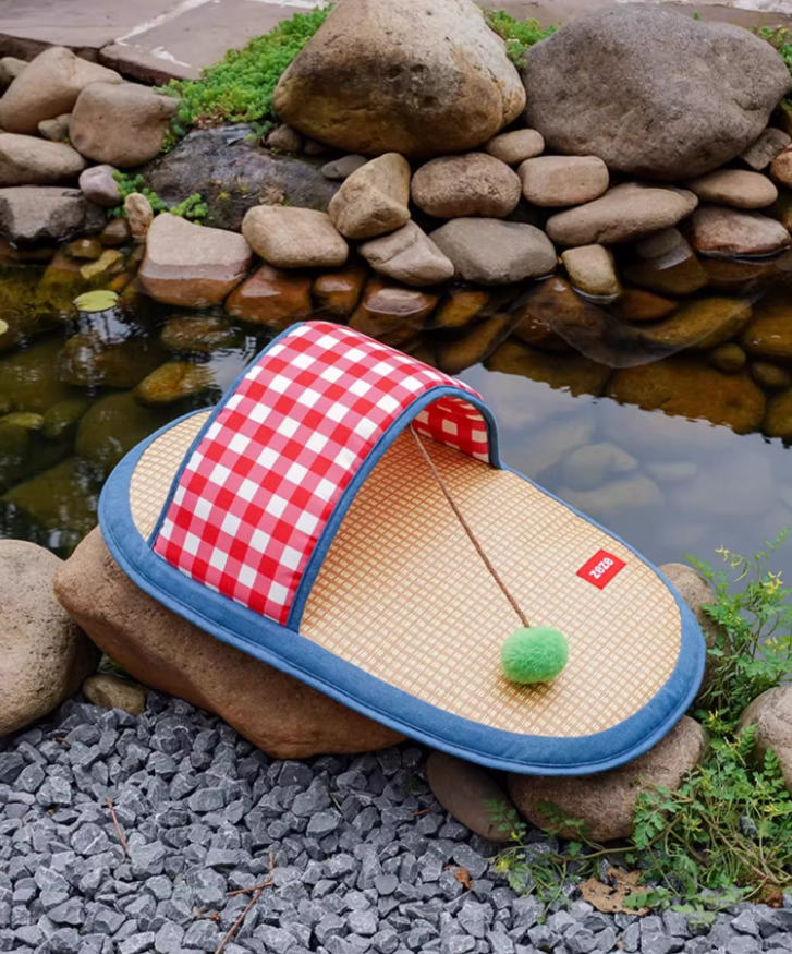 Durable Animal Comfort Zone: Easy-to-Clean Sleep Cozy Pad for Furry Friends