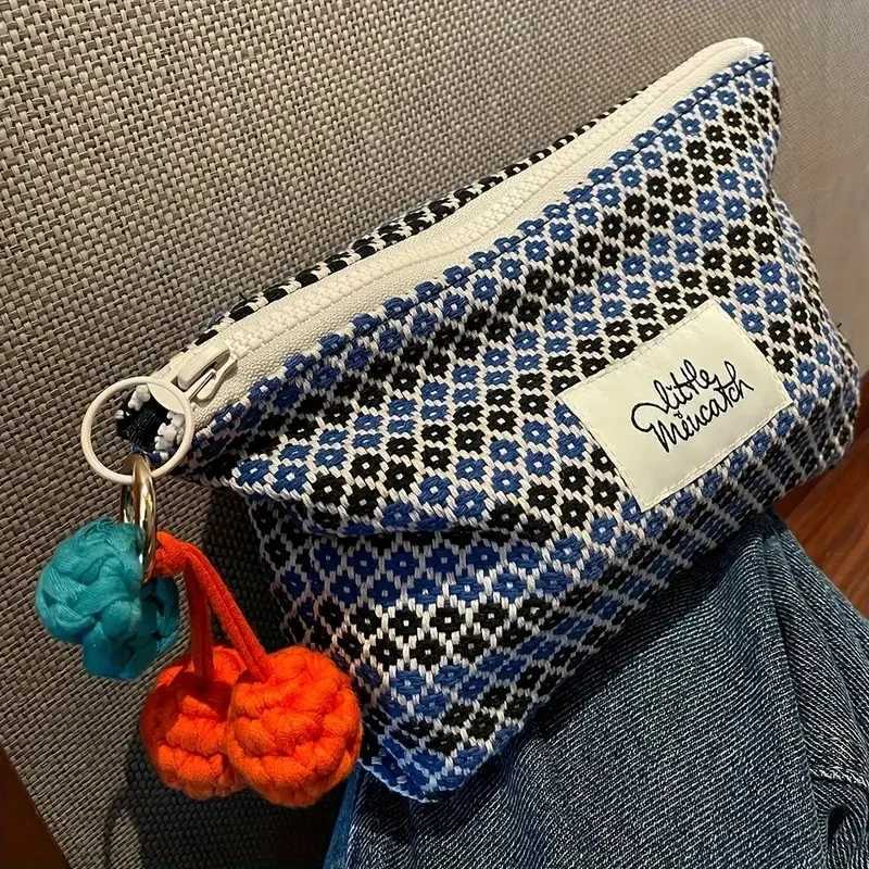 Memory Blue Cherry Pendant Makeup Bag Vintage Handmade Yarn Woven Geometric Portable Large Capacity ClutchXJ250910