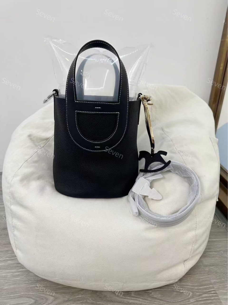 2025 new designer shoulder crossbody bag, fashionable and lightweight