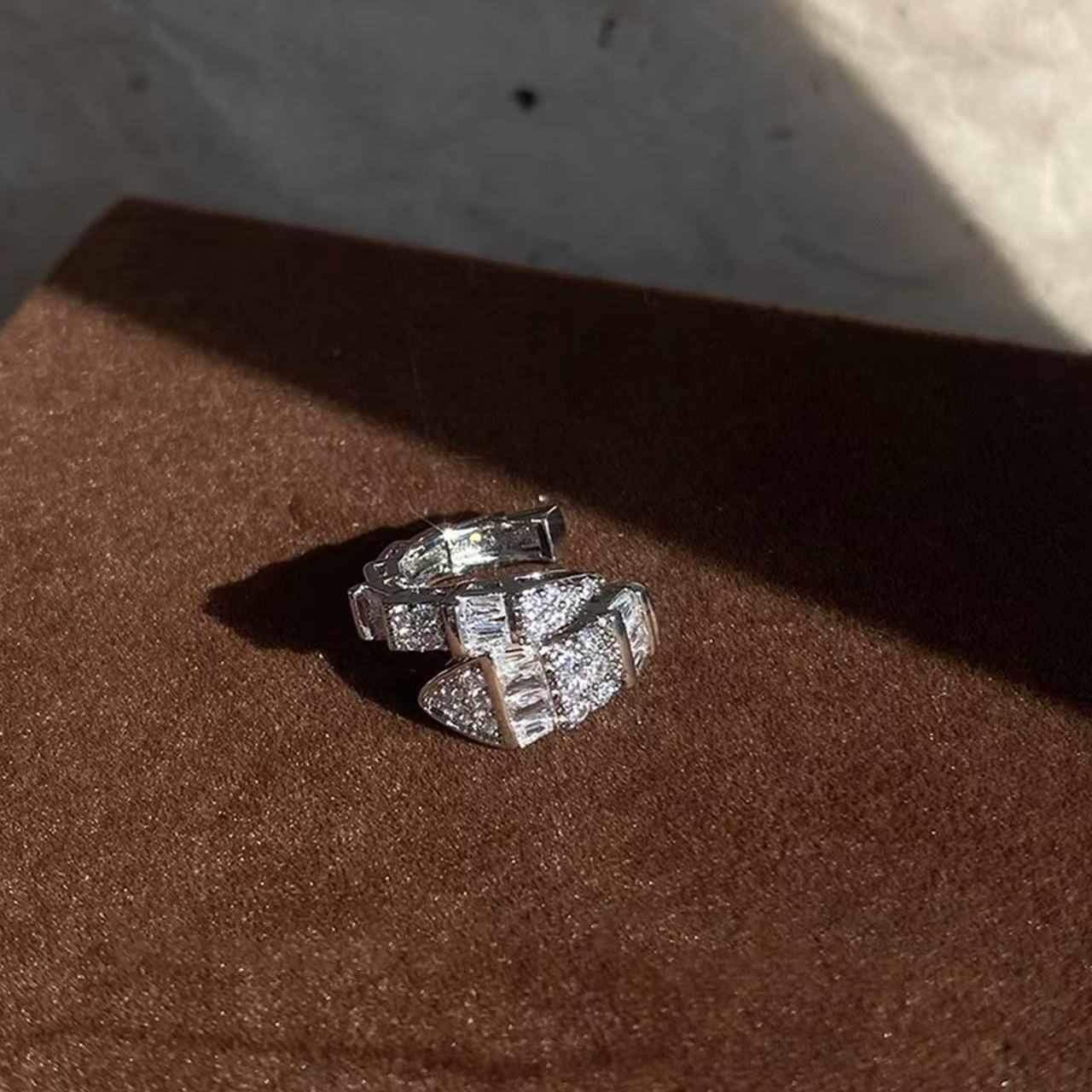 Serpentine shaped zircon ear clip, niche creative, no ear hole ear bone clip