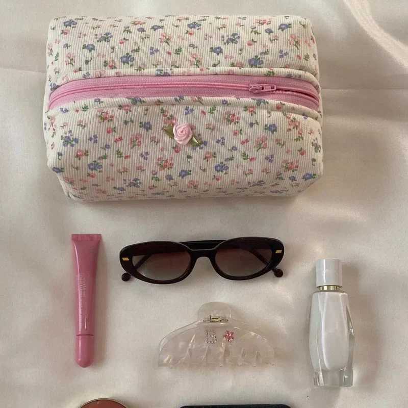 Quilted Floral Makeup Bag Zipper Cute Print Flower Storage Organizer Makeup Brush Toiletry Bag Large Capacity Cosmetic BagXJ250910