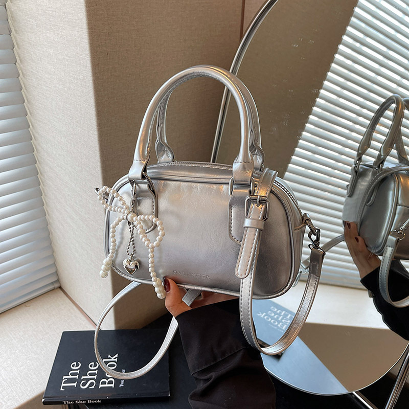 2025 autumn new Korean version light luxury versatile style niche design trend fashionable pillow bag bag women's shoulder bag designer bag