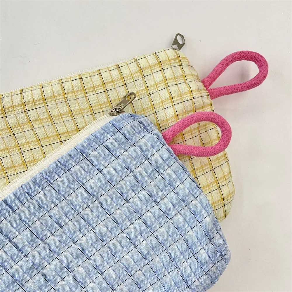 Small Plaid Travel Cosmetic Lipstick Key Card Data Cable Portable Storage Bag Girls Makeup Handbags Wallet Pouch Bags OrganizerXJ250910