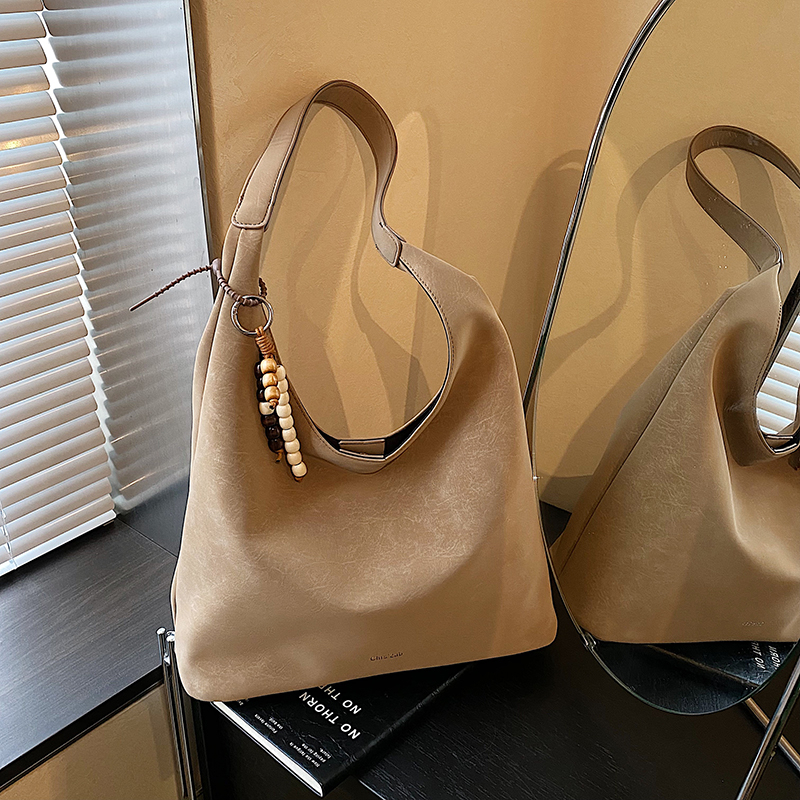 High end luxury spacious bag for students, large capacity handbag, simple and versatile shoulder bag, essential crossbody bag for women's shoppin