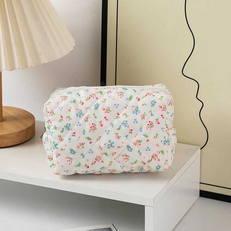 Small Sweet Flower Quilted Makeup Storage Bag for girl Travel Organizer Cosmetic Toiletry Pouch Cute Make Up Handbag Floral BagsXJ250910