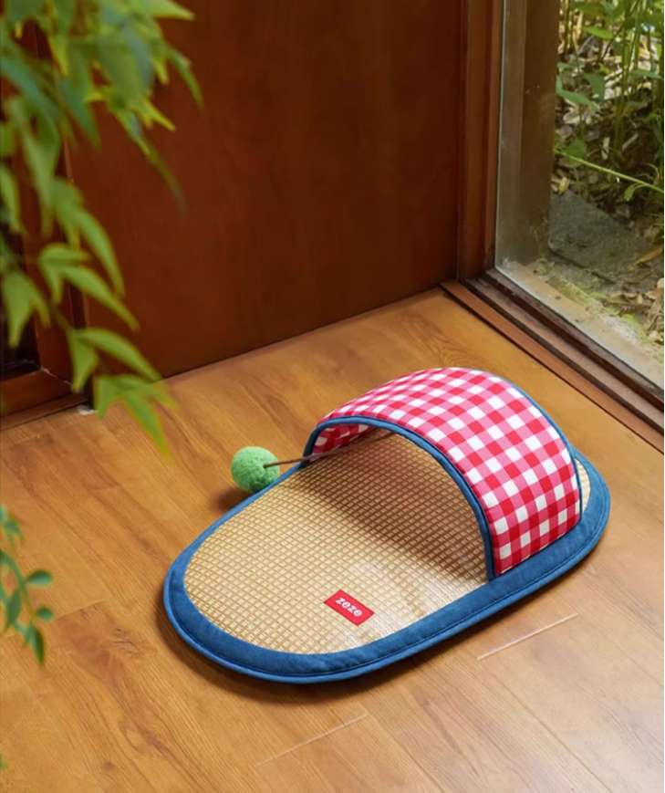 Durable Animal Comfort Zone: Easy-to-Clean Sleep Cozy Pad for Furry Friends